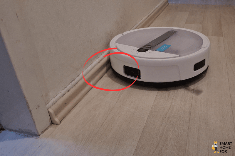 Der Yeedi Cube reingt im Test entlang der Leisten.